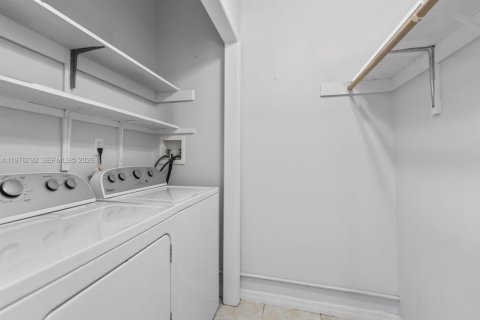 House in Key Largo, Florida 3 bedrooms, 141.21 sq.m. № 2040603 - photo 18