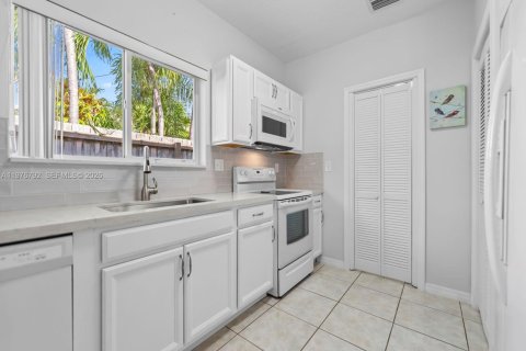 House in Key Largo, Florida 3 bedrooms, 141.21 sq.m. № 2040603 - photo 16