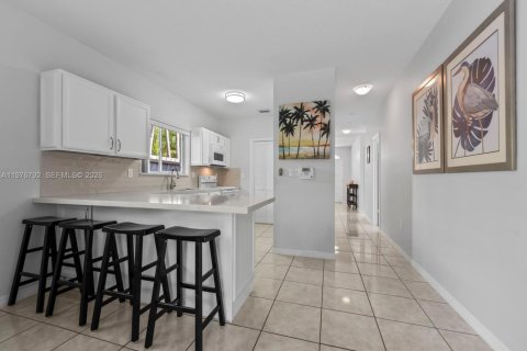 House in Key Largo, Florida 3 bedrooms, 141.21 sq.m. № 2040603 - photo 12