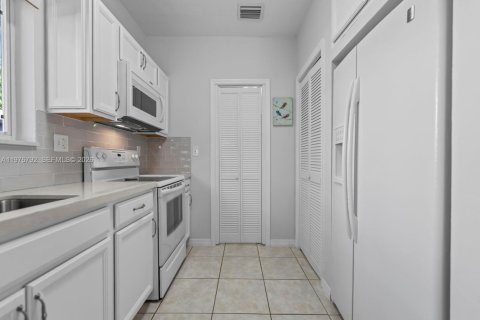 House in Key Largo, Florida 3 bedrooms, 141.21 sq.m. № 2040603 - photo 17