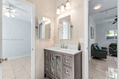 House in Key Largo, Florida 3 bedrooms, 141.21 sq.m. № 2040603 - photo 9