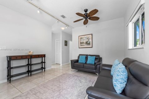 House in Key Largo, Florida 3 bedrooms, 141.21 sq.m. № 2040603 - photo 3