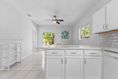 House in Key Largo, Florida 3 bedrooms, 141.21 sq.m. № 2040603 - photo 20