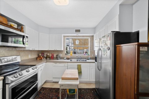 Townhouse in North Miami, Florida 2 bedrooms, 165.37 sq.m. № 2190024 - photo 11