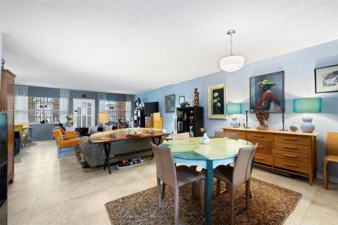 Townhouse in North Miami, Florida 2 bedrooms, 165.37 sq.m. № 2190024 - photo 7