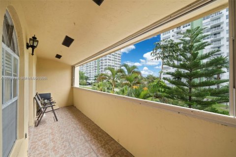Townhouse in North Miami, Florida 2 bedrooms, 165.37 sq.m. № 2190024 - photo 29