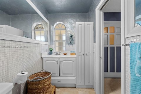 Townhouse in North Miami, Florida 2 bedrooms, 165.37 sq.m. № 2190024 - photo 27