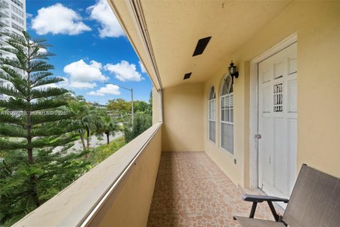 Townhouse in North Miami, Florida 2 bedrooms, 165.37 sq.m. № 2190024 - photo 30