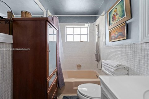 Townhouse in North Miami, Florida 2 bedrooms, 165.37 sq.m. № 2190024 - photo 20