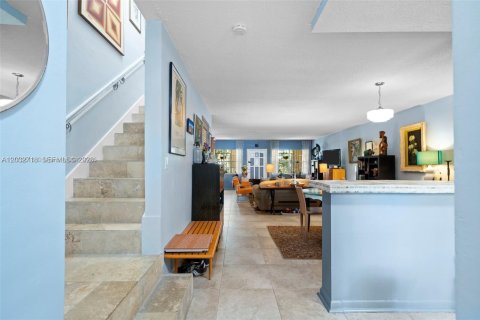 Townhouse in North Miami, Florida 2 bedrooms, 165.37 sq.m. № 2190024 - photo 15