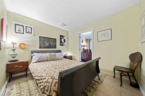 Townhouse in North Miami, Florida 2 bedrooms, 165.37 sq.m. № 2190024 - photo 19