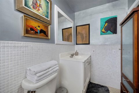 Townhouse in North Miami, Florida 2 bedrooms, 165.37 sq.m. № 2190024 - photo 21
