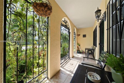 Townhouse in North Miami, Florida 2 bedrooms, 165.37 sq.m. № 2190024 - photo 2