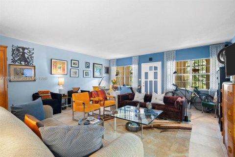 Townhouse in North Miami, Florida 2 bedrooms, 165.37 sq.m. № 2190024 - photo 4