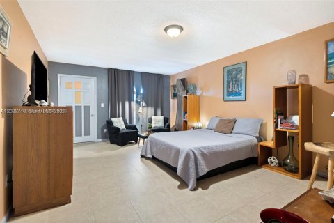 Townhouse in North Miami, Florida 2 bedrooms, 165.37 sq.m. № 2190024 - photo 24
