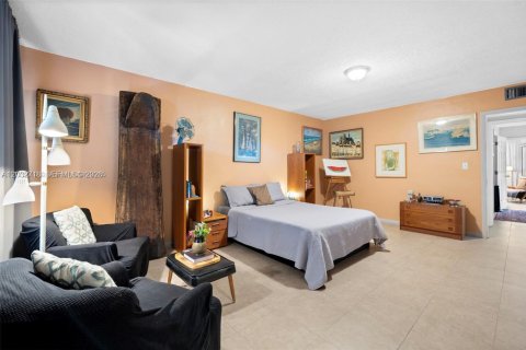 Townhouse in North Miami, Florida 2 bedrooms, 165.37 sq.m. № 2190024 - photo 25