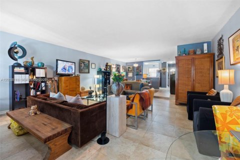 Townhouse in North Miami, Florida 2 bedrooms, 165.37 sq.m. № 2190024 - photo 6