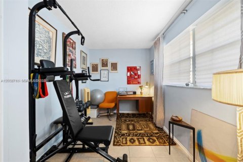 Townhouse in North Miami, Florida 2 bedrooms, 165.37 sq.m. № 2190024 - photo 22