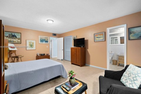 Townhouse in North Miami, Florida 2 bedrooms, 165.37 sq.m. № 2190024 - photo 26