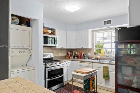 Townhouse in North Miami, Florida 2 bedrooms, 165.37 sq.m. № 2190024 - photo 10