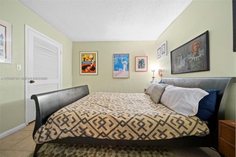 Townhouse in North Miami, Florida 2 bedrooms, 165.37 sq.m. № 2190024 - photo 18