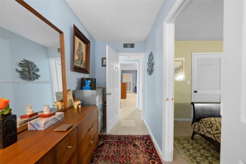 Townhouse in North Miami, Florida 2 bedrooms, 165.37 sq.m. № 2190024 - photo 17