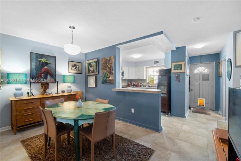 Townhouse in North Miami, Florida 2 bedrooms, 165.37 sq.m. № 2190024 - photo 9