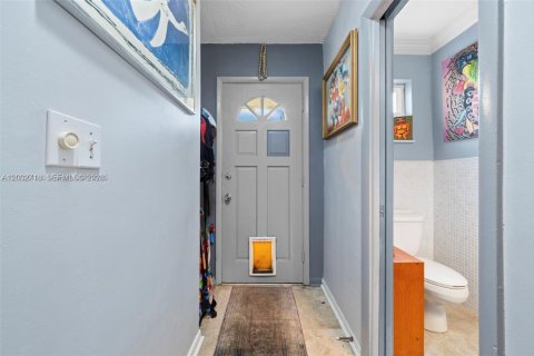 Townhouse in North Miami, Florida 2 bedrooms, 165.37 sq.m. № 2190024 - photo 13