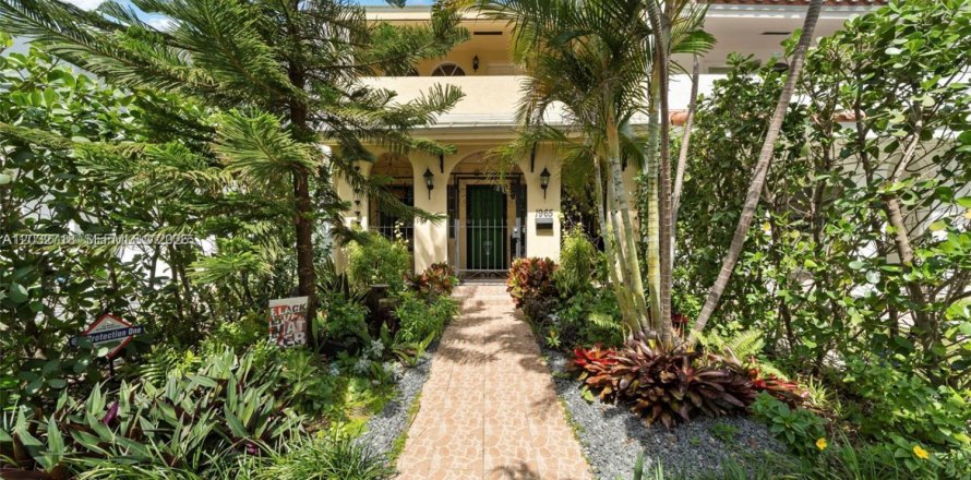 Townhouse in North Miami, Florida 2 bedrooms, 165.37 sq.m. № 2190024