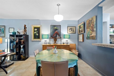 Townhouse in North Miami, Florida 2 bedrooms, 165.37 sq.m. № 2190024 - photo 8