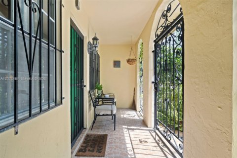 Townhouse in North Miami, Florida 2 bedrooms, 165.37 sq.m. № 2190024 - photo 3