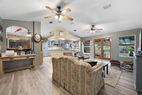 House in Moore Haven, Florida 3 bedrooms, 144 sq.m. № 2002629 - photo 10