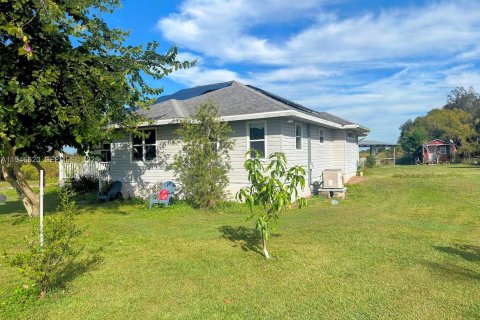 House in Moore Haven, Florida 3 bedrooms, 144 sq.m. № 2002629 - photo 2