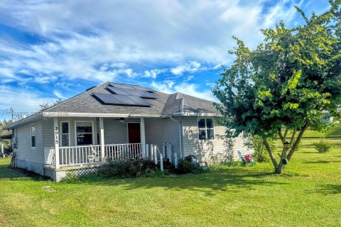 House in Moore Haven, Florida 3 bedrooms, 144 sq.m. № 2002629