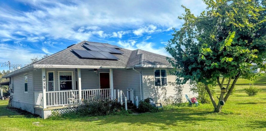 House in Moore Haven, Florida 3 bedrooms, 144 sq.m. № 2002629