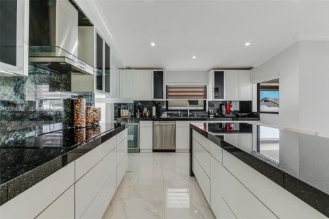 Купить виллу или дом в Майами, Флорида 5 спален, 331.38м2, № 2049030 - фото 22