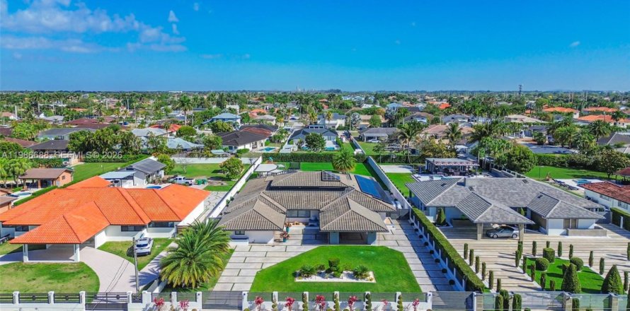 Дом в Майами, Флорида 5 спален, 331.38м2 № 2049030