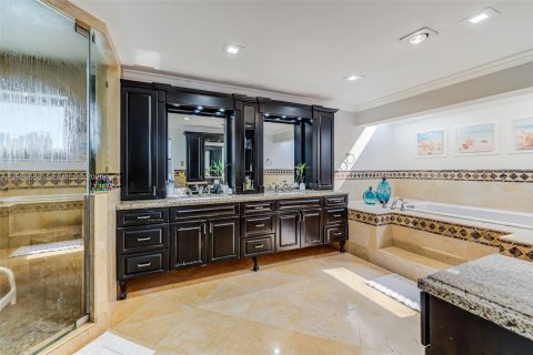 Купить виллу или дом в Майами, Флорида 5 спален, 331.38м2, № 2049030 - фото 28