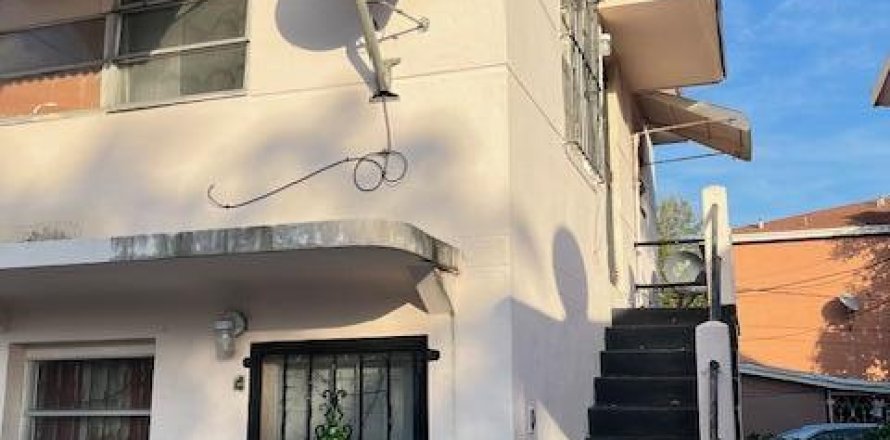 Propiedad comercial en Miami, Florida 340.49 m2 № 952389