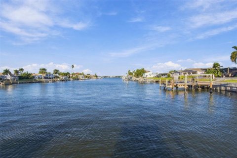 Villa ou maison à Treasure Island, Floride 3 chambres, 264.4 m2 № 2416280