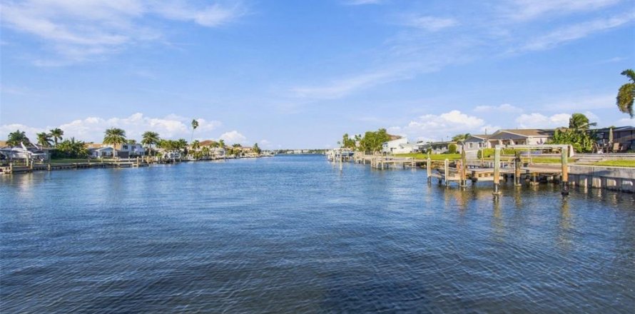 Villa ou maison à Treasure Island, Floride 3 chambres, 264.4 m2 № 2416280