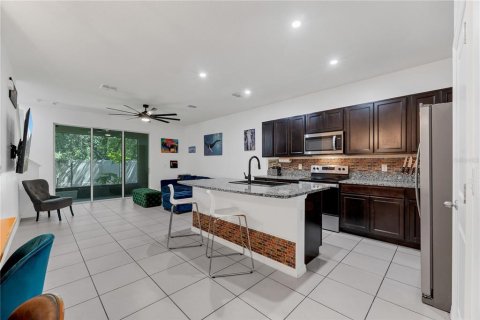 Townhouse in Brandon, Florida 3 bedrooms, 158.58 sq.m. № 2376600 - photo 6