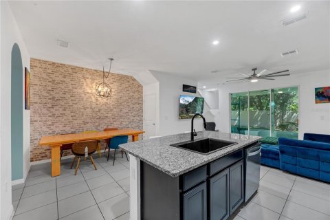 Townhouse in Brandon, Florida 3 bedrooms, 158.58 sq.m. № 2376600 - photo 8