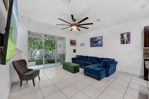 Townhouse in Brandon, Florida 3 bedrooms, 158.58 sq.m. № 2376600 - photo 5