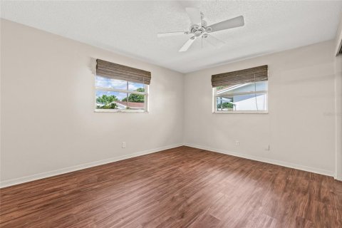 Condo in Pinellas Park, Florida, 2 bedrooms  № 1881259 - photo 14