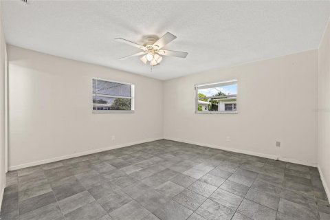 Condo in Pinellas Park, Florida, 2 bedrooms  № 1881259 - photo 9