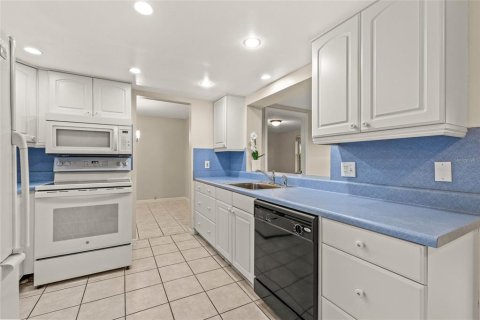 Condo in Pinellas Park, Florida, 2 bedrooms  № 1881259 - photo 22