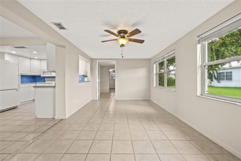 Condo in Pinellas Park, Florida, 2 bedrooms  № 1881259 - photo 5