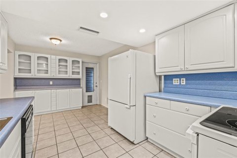 Condo in Pinellas Park, Florida, 2 bedrooms  № 1881259 - photo 20