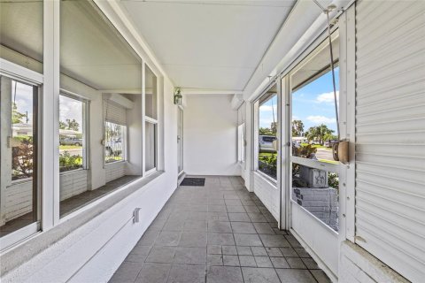 Condo in Pinellas Park, Florida, 2 bedrooms  № 1881259 - photo 16